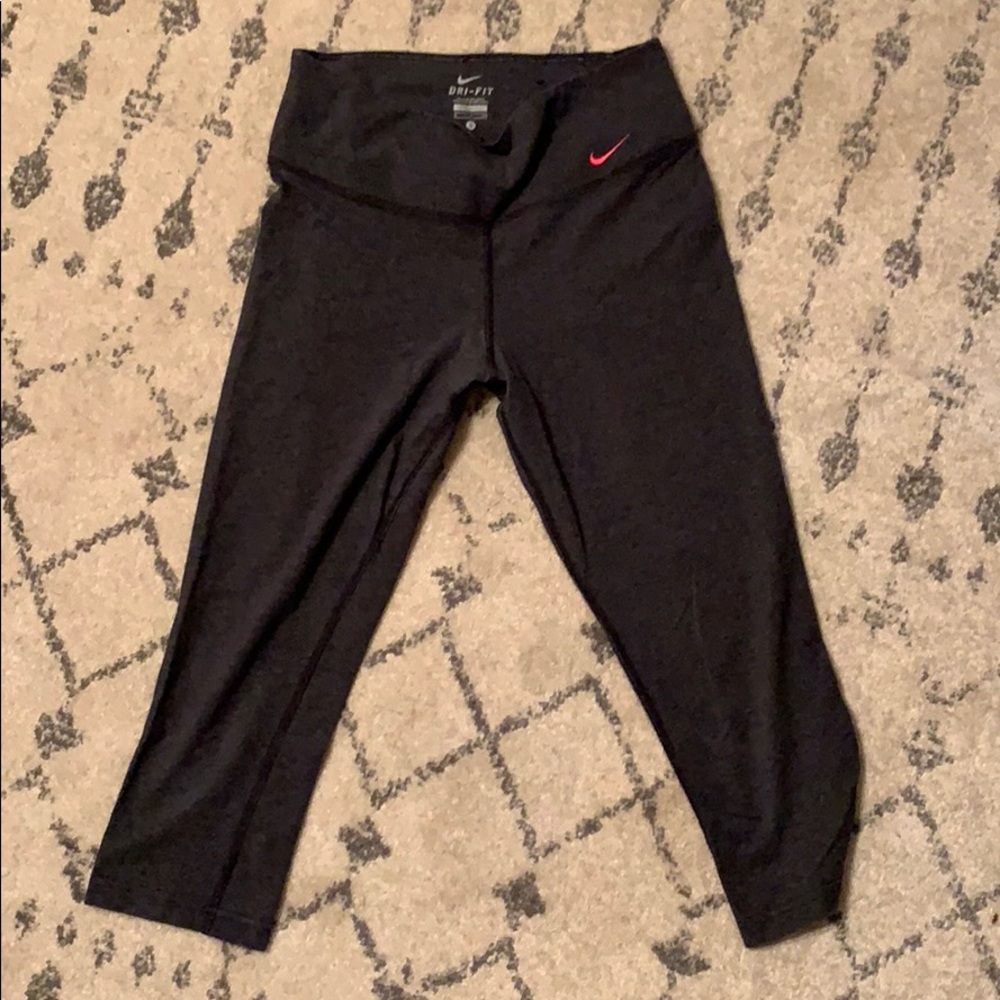 LAST CHANCE 🚨 NIKE crop leggings